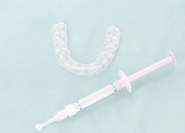 Teeth whitening tray and applicator syringe